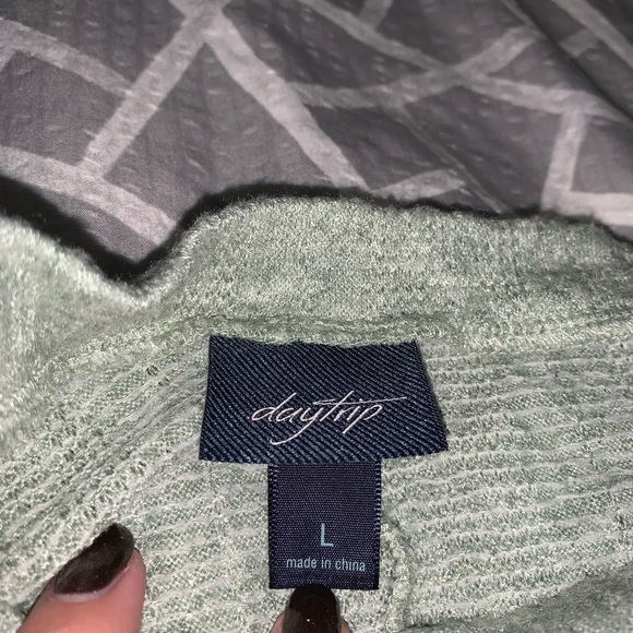 Daytrip Buckle Green Knit Shoulder Cutout Sweater Size Large - Picture 3 of 3